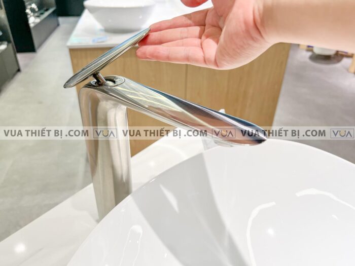 anh thuc te chau rua mat lavabo toto lt4704g19xw dat ban voi tlp03301a1bn 4