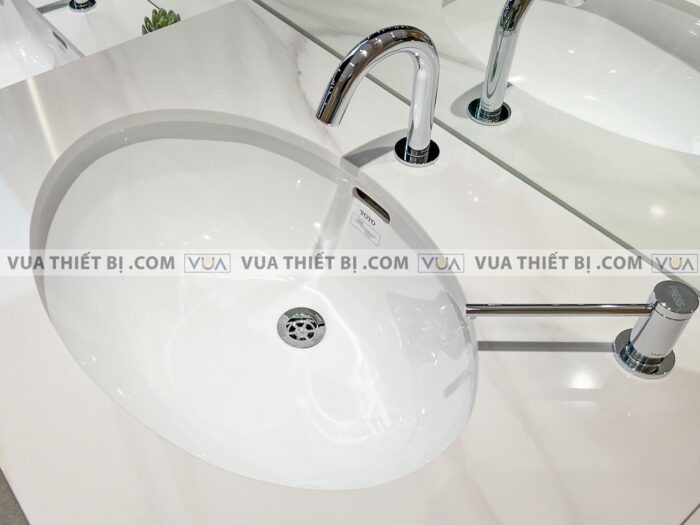 anh thuc te chau rua mat lavabo toto lt548 am ban voi ten12anv900 2
