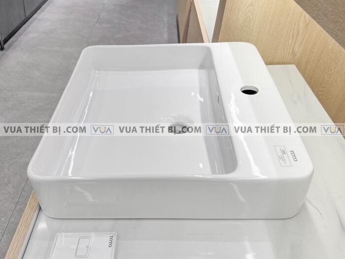 anh thuc te chau rua mat lavabo toto lt950c dat ban 4