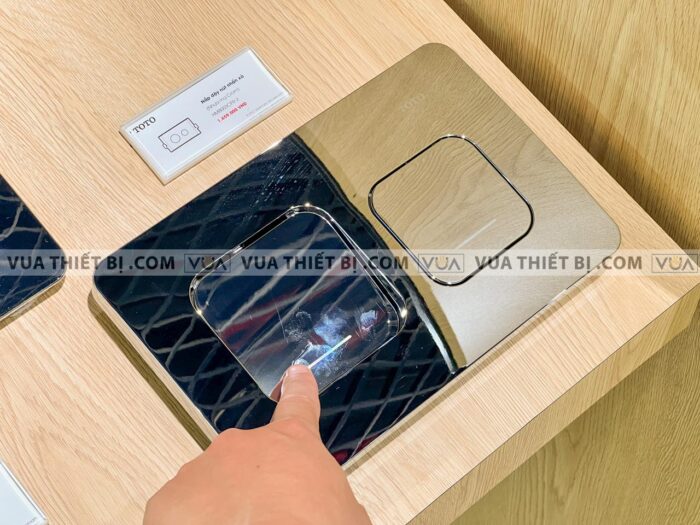 anh thuc te nap day nut nhan xa bon cau toto hmb003cpr 2 mau chrome 3