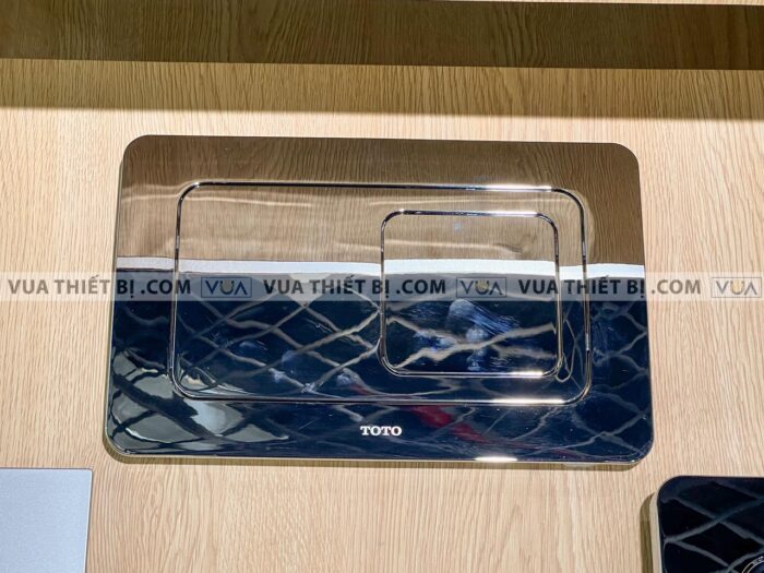 anh thuc te nap day nut nhan xa bon cau toto mb004cpr mau chrome2