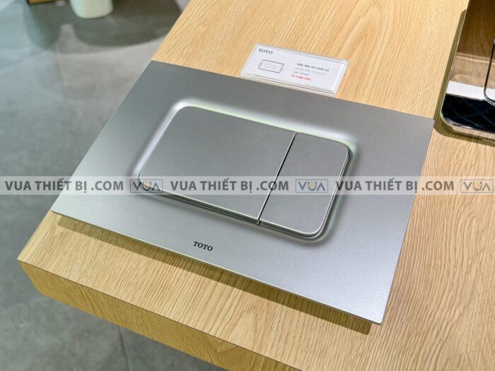 anh thuc te nap day nut nhan xa bon cau toto mb170pss mau bac mo 1