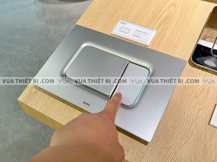 anh thuc te nap day nut nhan xa bon cau toto mb170pss mau bac mo 3