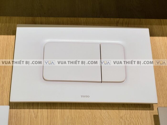 anh thuc te nap day nut nhan xa bon cau toto mb170pwh mau trang 1