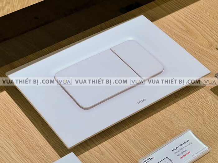 anh thuc te nap day nut nhan xa bon cau toto mb170pwh mau trang 2