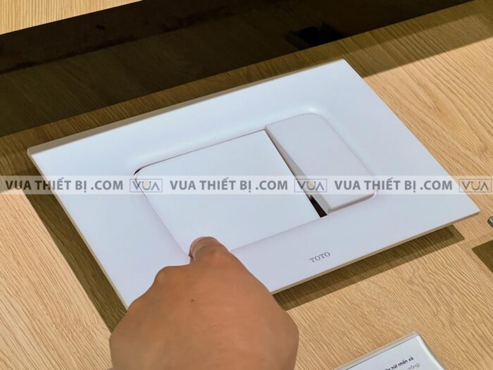 anh thuc te nap day nut nhan xa bon cau toto mb170pwh mau trang 3