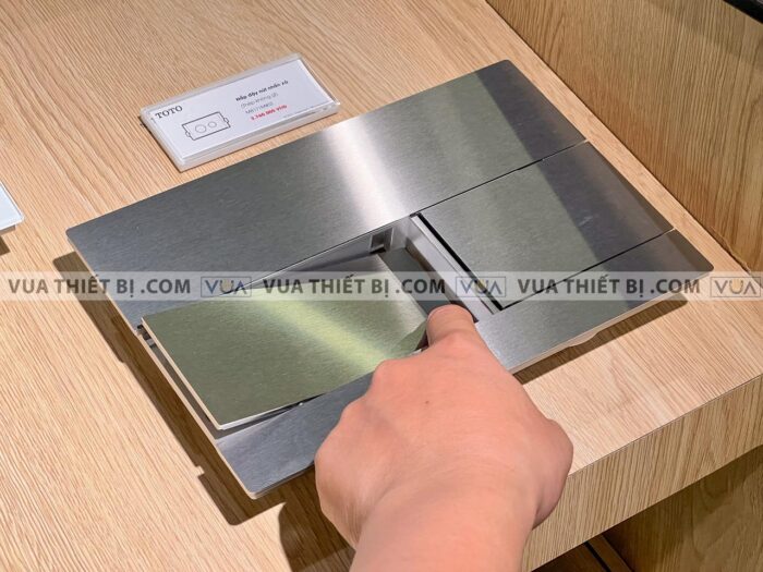 anh thuc te nap day nut nhan xa bon cau toto mb171mss mau bac mo 3