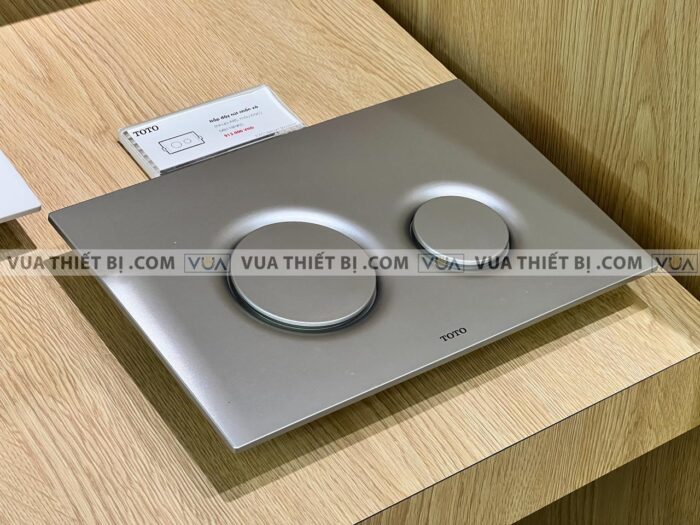 anh thuc te nap day nut nhan xa bon cau toto mb174pss mau bac mo 1