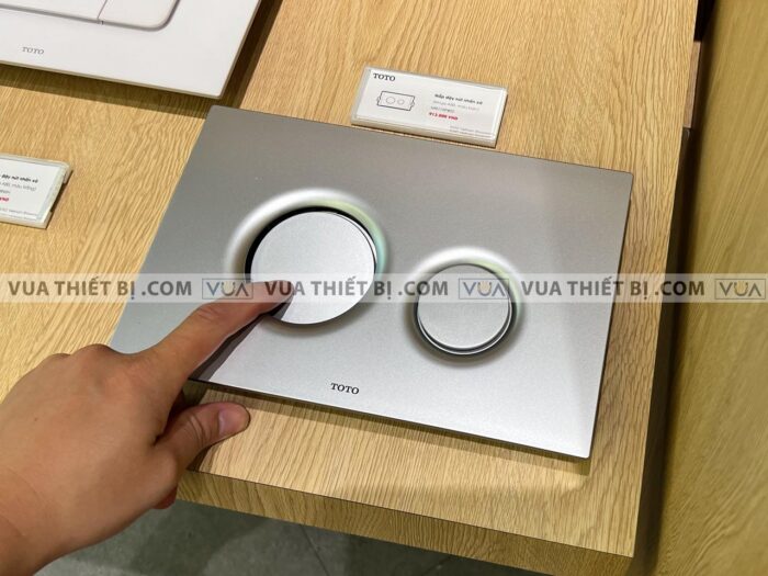 anh thuc te nap day nut nhan xa bon cau toto mb174pss mau bac mo 3