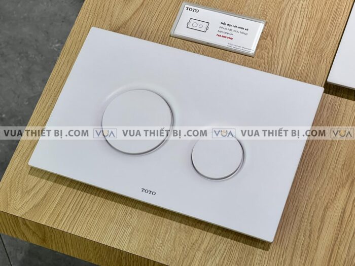 anh thuc te nap day nut nhan xa bon cau toto mb174pwh mau trang mo 1