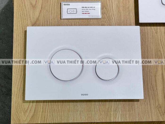 anh thuc te nap day nut nhan xa bon cau toto mb174pwh mau trang mo 2