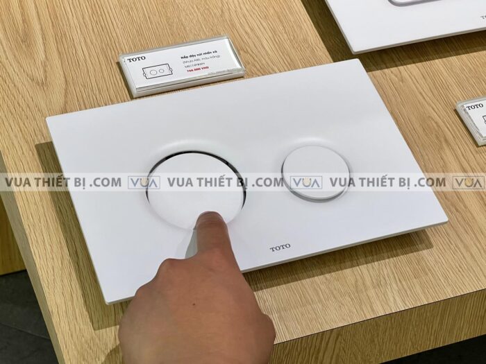 anh thuc te nap day nut nhan xa bon cau toto mb174pwh mau trang mo 3