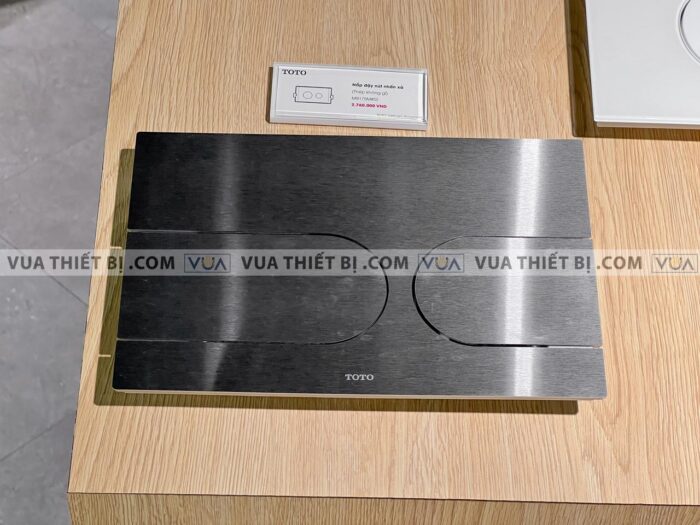 anh thuc te nap day nut nhan xa bon cau toto mb175mss mau bac mo 2