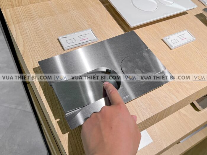 anh thuc te nap day nut nhan xa bon cau toto mb175mss mau bac mo 3