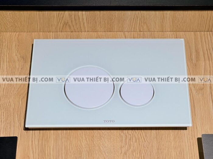 anh thuc te nap day nut nhan xa bon cau toto mb176gwh kinh trang 1