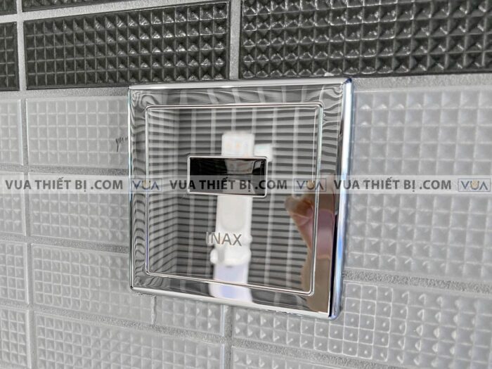 anh thuc te van xa tieu nam inax okuv 30sm cam ung am tuong dung dien 2