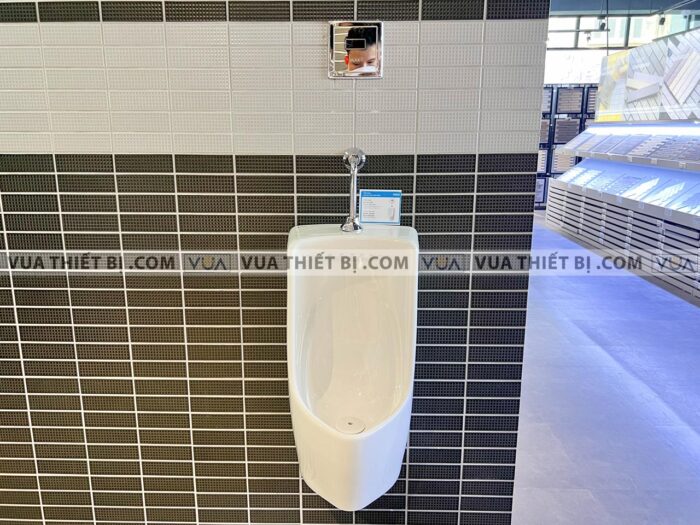 anh thuc te van xa tieu nam inax okuv 30sm cam ung am tuong dung dien 3