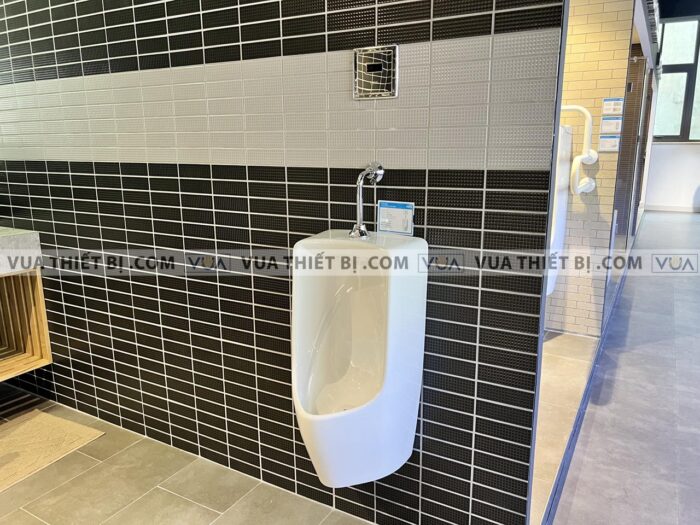 anh thuc te van xa tieu nam inax okuv 30sm cam ung am tuong dung dien 4