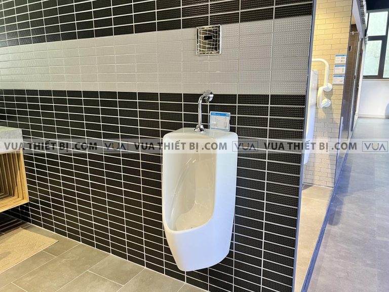 anh thuc te van xa tieu nam inax okuv 30sm cam ung am tuong dung dien 4