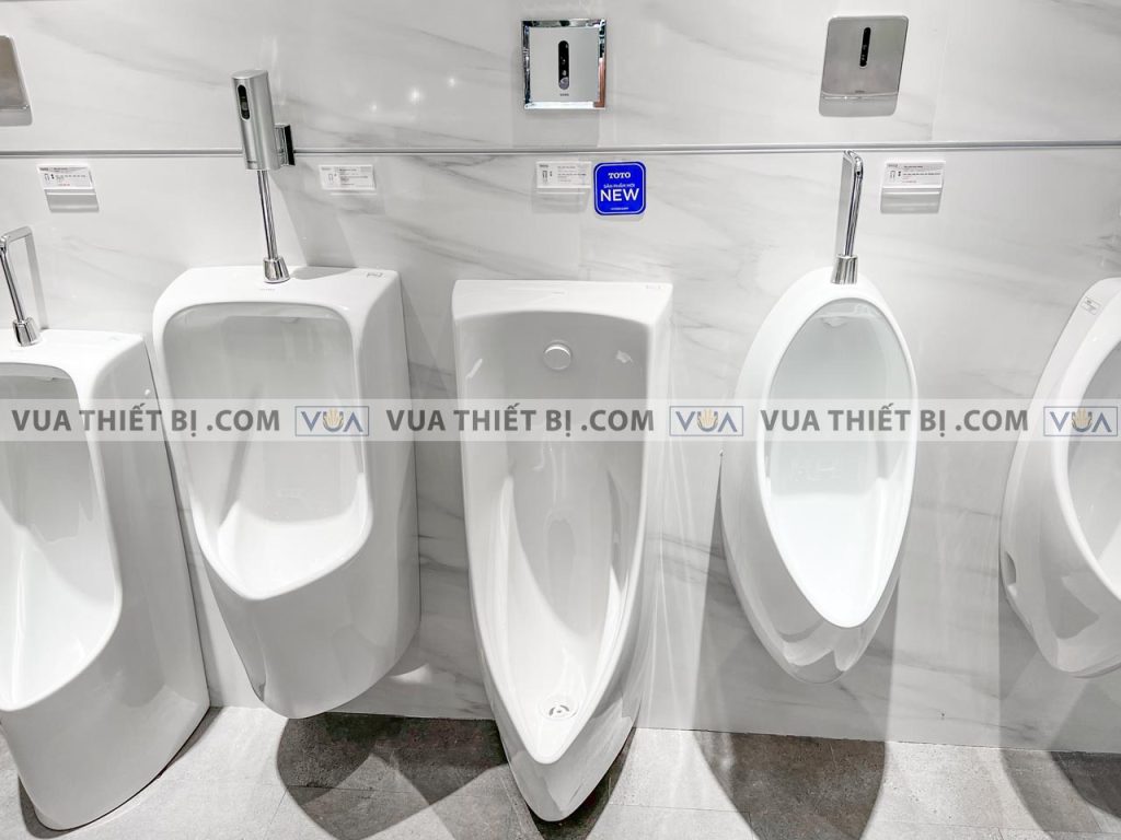 anh thuc te van xa tieu nam toto due126upk cam ung dung pin am tuong 1