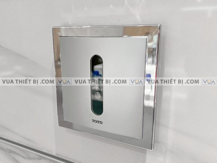 anh thuc te van xa tieu nam toto due126upk cam ung dung pin am tuong 3