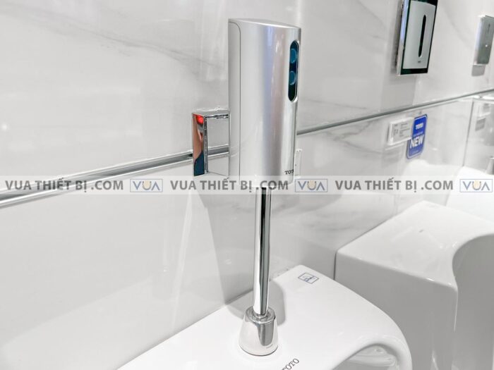 anh thuc te van xa tieu nam toto due137pbk cam ung dung pin lap noi 4