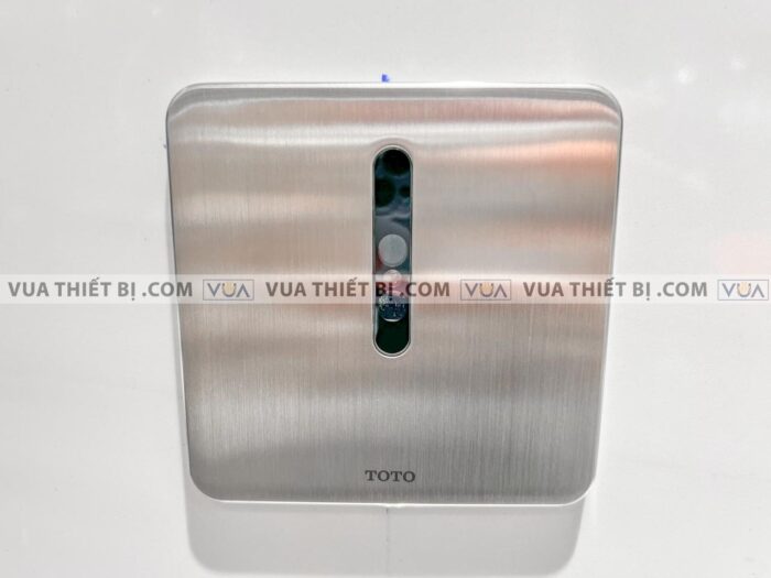 anh thuc te van xa tieu nam toto ttue602dn cam ung dung pin am tuong 2