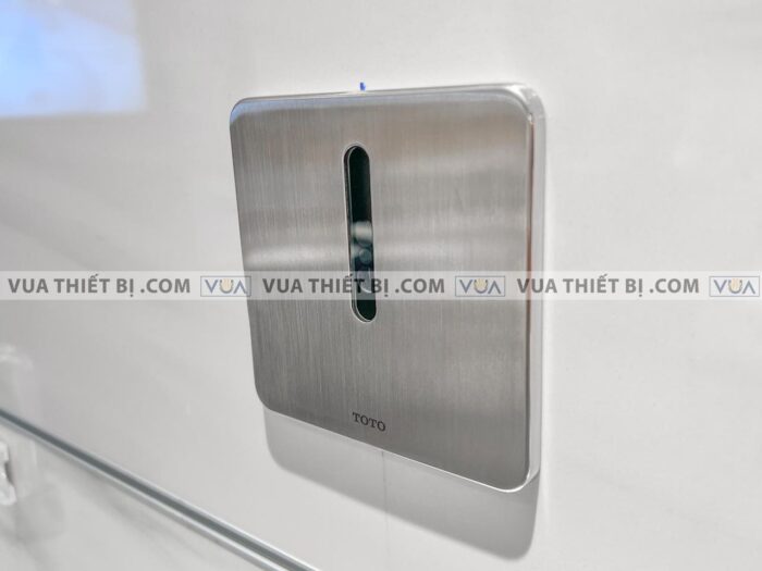 anh thuc te van xa tieu nam toto ttue602dn cam ung dung pin am tuong 3