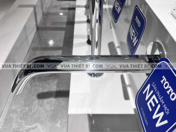 anh thuc te voi chau lavabo toto tle24010a cam ung gan tuong 1