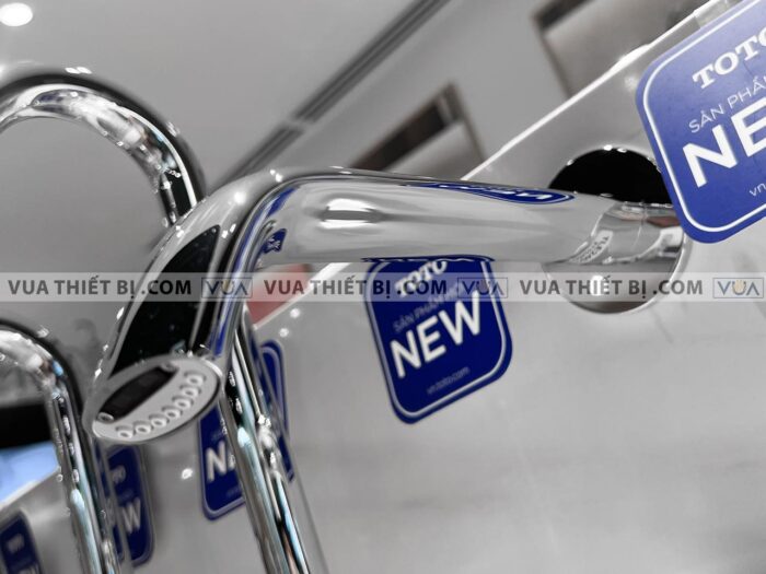 anh thuc te voi chau lavabo toto tle24010a cam ung gan tuong 3