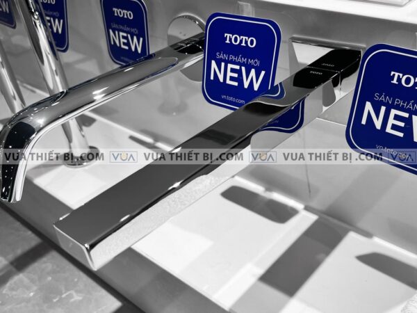 anh thuc te voi chau lavabo toto tle25010a cam ung gan tuong 1