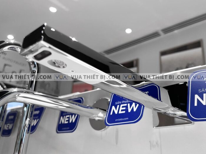 anh thuc te voi chau lavabo toto tle25010a cam ung gan tuong 2