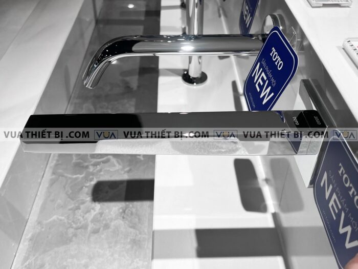 anh thuc te voi chau lavabo toto tle25010a cam ung gan tuong 4