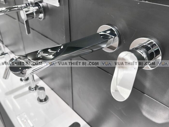 anh thuc te voi chau lavabo toto tlg01311b gan tuong nong lanh go 1