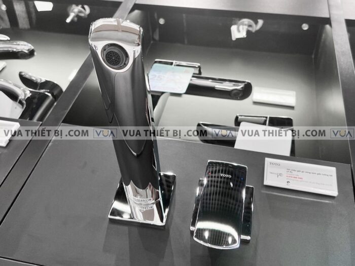 anh thuc te voi chau lavabo toto tlg02311b gan tuong nong lanh gr 5