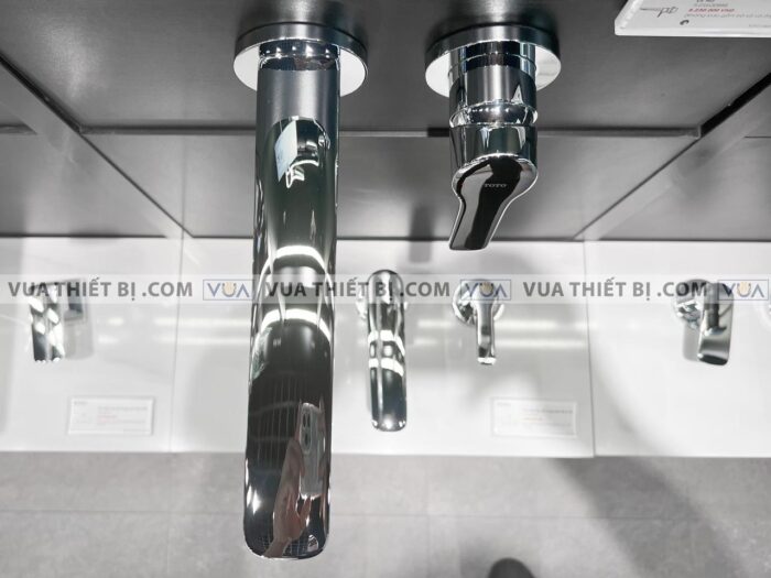 anh thuc te voi chau lavabo toto tlg03308b gan tuong nong lanh gs 1