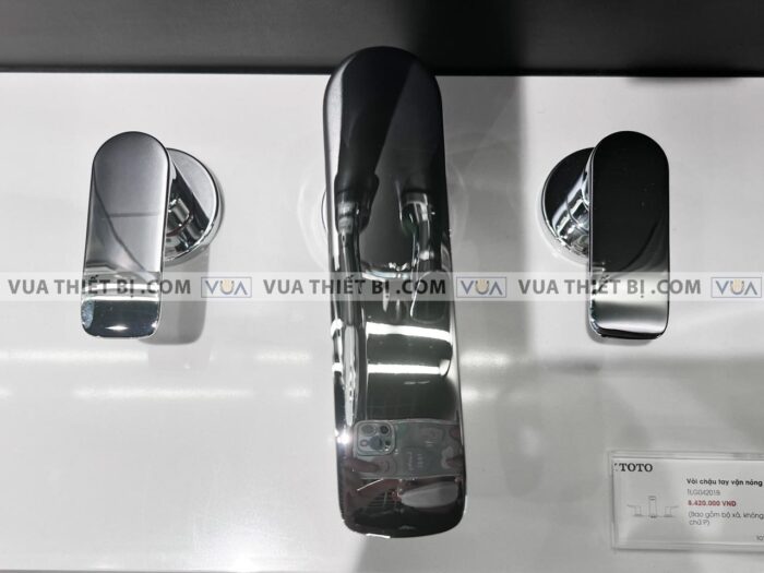 anh thuc te voi chau lavabo toto tlg04201b nong lanh 3 lo ga 1