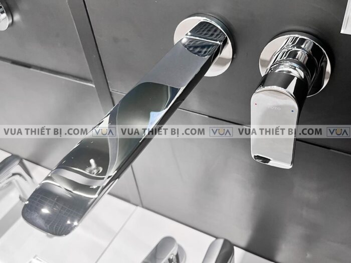 anh thuc te voi chau lavabo toto tlg04310b gan tuong nong lanh ga 1