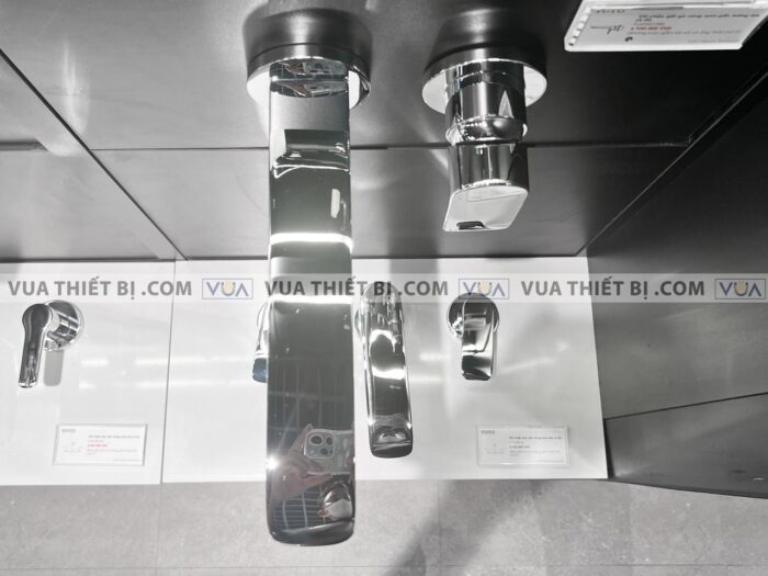 anh thuc te voi chau lavabo toto tlg04310b gan tuong nong lanh ga 2