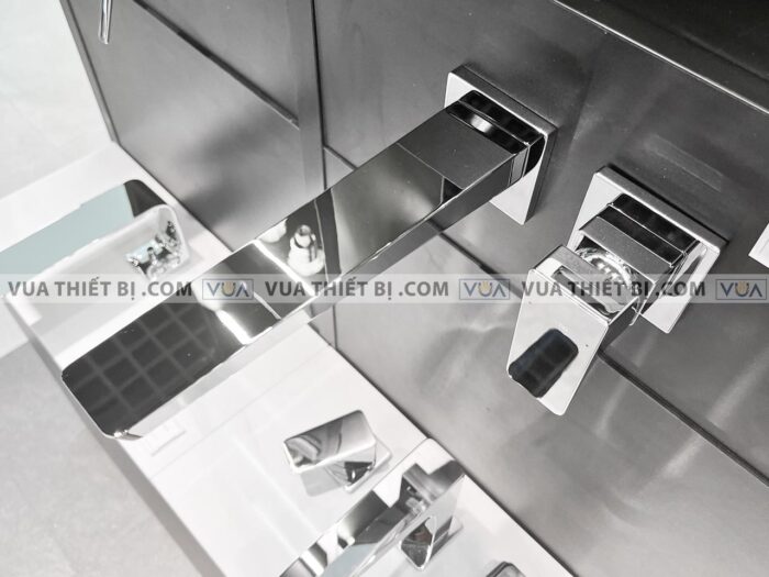 anh thuc te voi chau lavabo toto tlg07308b gan tuong nong lanh ge 2