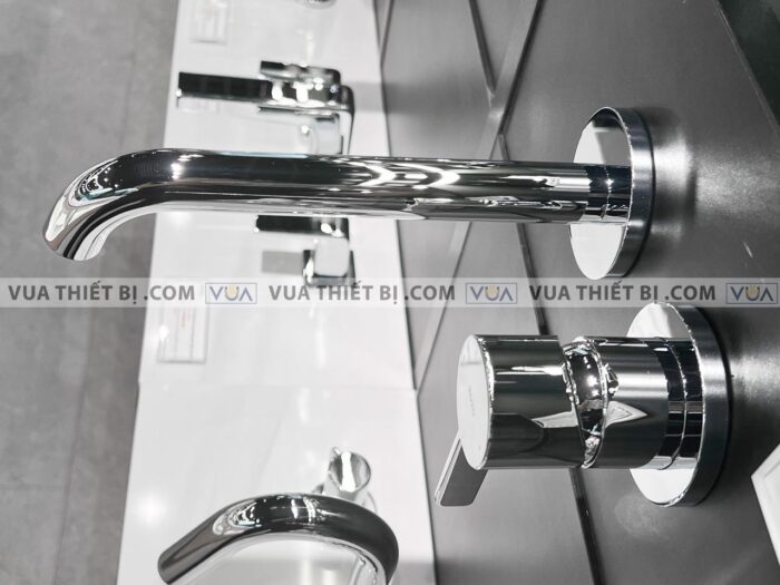 anh thuc te voi chau lavabo toto tlg11308b gan tuong nong lanh gf 2