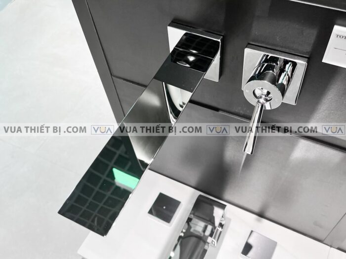 anh thuc te voi chau lavabo toto tlp02310b gan tuong nong lanh zl 2