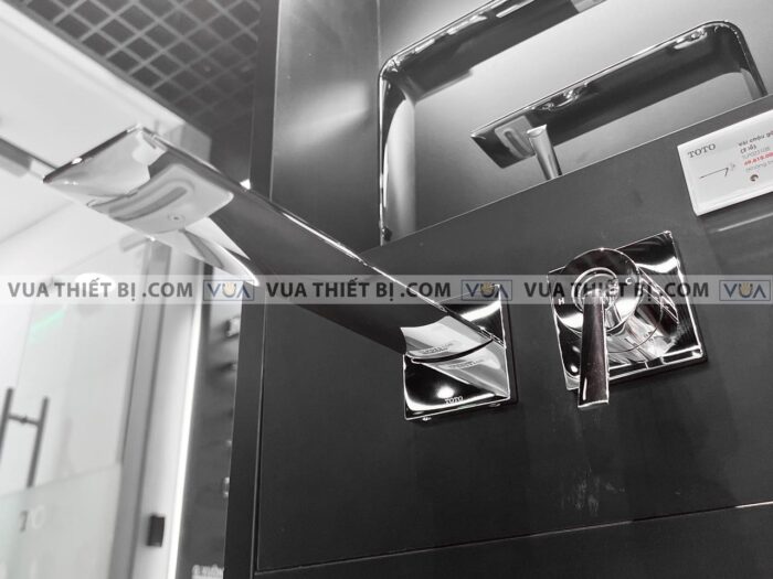 anh thuc te voi chau lavabo toto tlp02310b gan tuong nong lanh zl 3