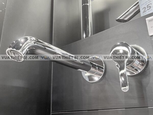 anh thuc te voi chau lavabo toto tls01310b gan tuong nong lanh lb 1