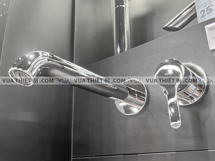 anh thuc te voi chau lavabo toto tls01310b gan tuong nong lanh lb 1