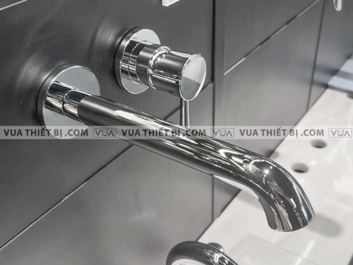 anh thuc te voi chau lavabo toto tls02308b gan tuong nong lanh ln 4