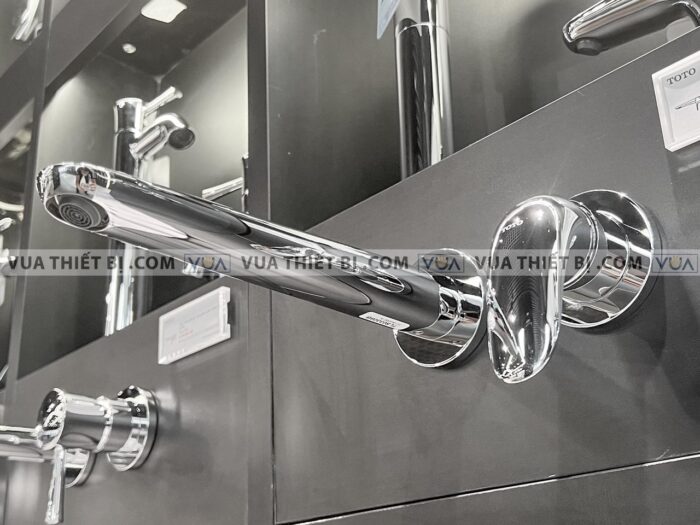 anh thuc te voi chau lavabo toto tls03308b gan tuong nong lanh lc 2