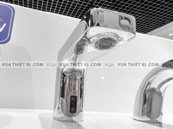 anh thuc te voi chau lavabo toto ttla102 ttle101e2l hap004a cam ung nuoc lanh dien 5