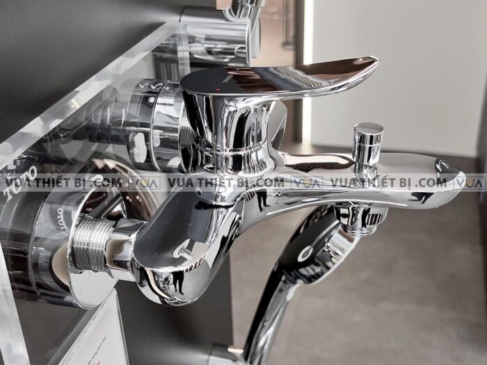 anh thuc te voi sen tam toto tbg01302v tbw01010a nong lanh go 3