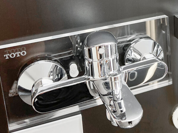 anh thuc te voi sen tam toto tbs03302v nong lanh lc